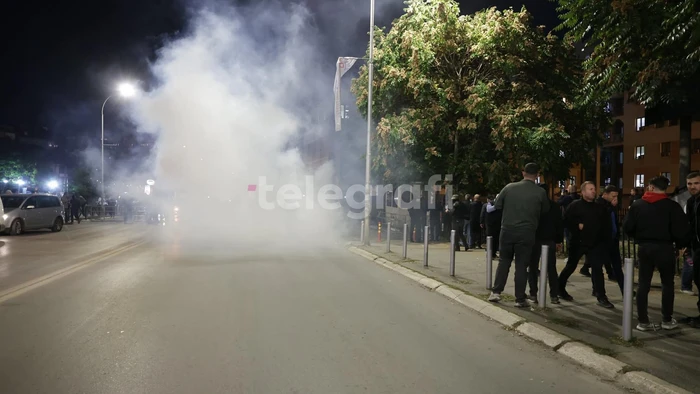 Tensionohet situata para Kuvendit të Kosovës, hidhen fishekzjarre dhe gaz lotsjellës
