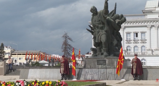 (VIDEO) 11-Tetorit dita e kryengritjes popullore, liderët porosisin: të ruhen vlerat historike