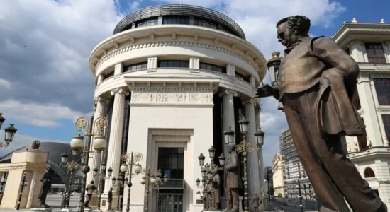 Prokuroria Publike e RMV-së: Armë, eksploziv dhe municion janë gjetur në shtëpinë e një banori të Shkupit