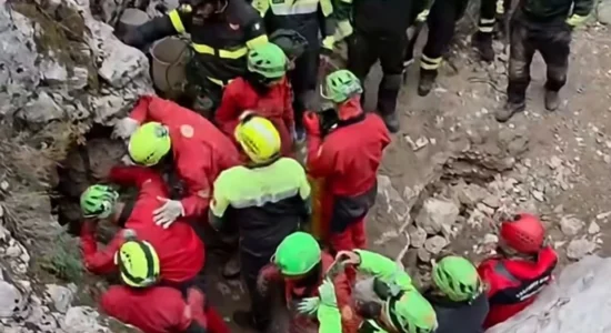 Shpëtohet pas 26 orësh i bllokuar në një shpellë në Itali