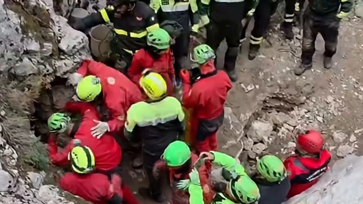 Shpëtohet pas 26 orësh i bllokuar në një shpellë në Itali