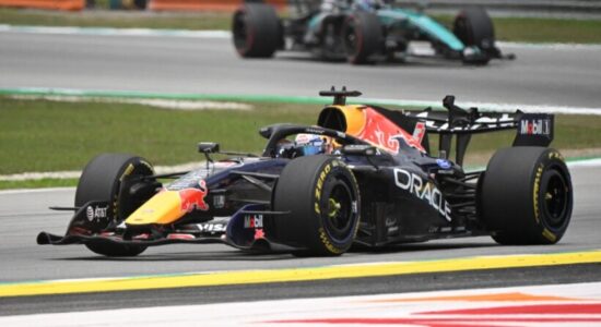 Verstappen magjik në Sepang, korr “pole position” e parë sezonal më Red Bull, Hamilton i dyti