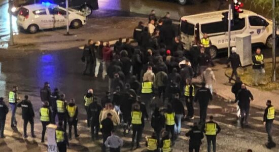 Përleshje mes tifozëve të Rabotniçkit dhe MZT Shkupit para ndeshjes, ka të lënduar