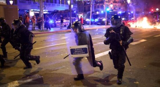 Kaos edhe në Barcelonë, mbi 100 të arrestuar dhe 14 biznese të dëmtuara e të vjedhura