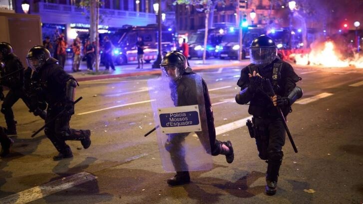Kaos edhe në Barcelonë  mbi 100 të arrestuar dhe 14 biznese të dëmtuara e të vjedhura