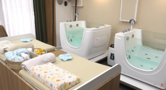 (VIDEO) “Fit Baby Spa”, uji dhe masazhi kombinohen në seancat për më të vegjlit