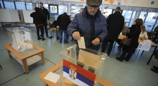 Zgjedhjet në Serbi, mbyllen qendrat e votimit pas një dite me pjesëmarrje të lartë