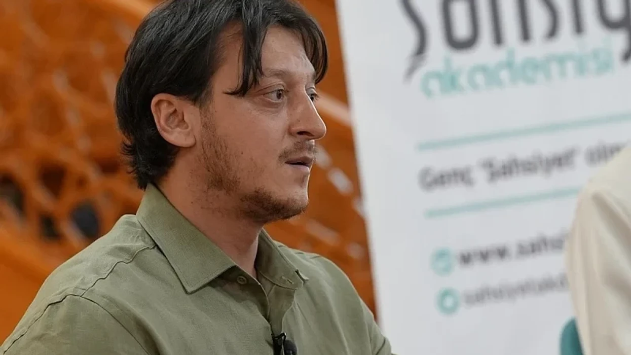“Ata pezulluan rusët, por jo izraelitët”, Mesut Ozil kritikon ashpër FIFA-n