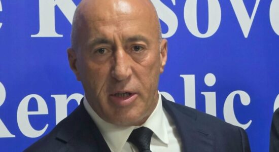 Haradinaj i drejtohet Kurtit: Po luan me nervat e njerëzve, kthehuni në Kuvend ta kryejmë ligjin