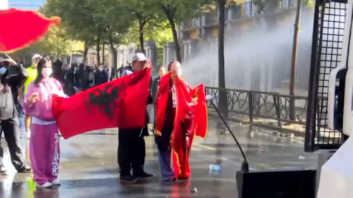 Protestat në Shqipëri, tensione në Tiranë, arrestime në Korçë dhe Vlorë, Rama: Nuk do përkulemi
