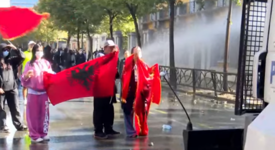Protestat në Shqipëri, tensione në Tiranë, arrestime në Korçë dhe Vlorë, Rama: Nuk do përkulemi