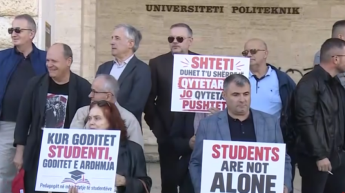 (VIDEO) Protestat në Tiranë, pedagogët i kërkojnë Begajt të shpërbëjë Kuvendin, tensione edhe mes deputetëve
