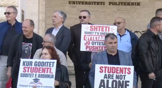 (VIDEO) Protestat në Tiranë, pedagogët i kërkojnë Begajt të shpërbëjë Kuvendin, tensione edhe mes deputetëve
