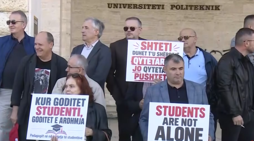  VIDEO  Protestat në Tiranë  pedagogët i kërkojnë Begajt të shpërbëjë Kuvendin  tensione edhe mes deputetëve