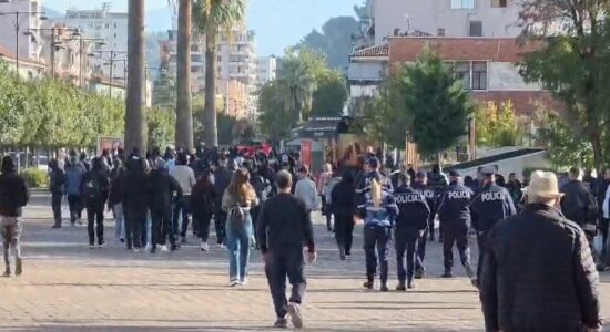 Dita e katërt e protestës studentore në Tiranë, “blindohet” kryeministria, saldohen dritaret e katit të parë
