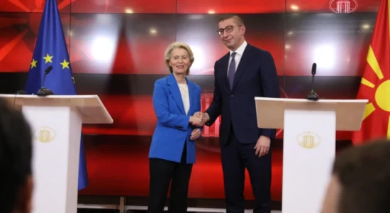 (VIDEO) Komisarja e KE-së i hap dyert e Sofjes për qeveritarët e Shkupit