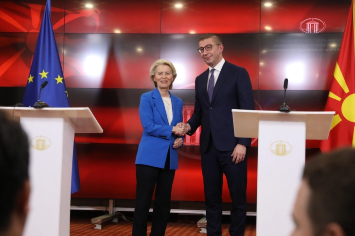 (VIDEO) Komisarja e KE-së i hap dyert e Sofjes për qeveritarët e Shkupit