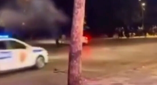 Tension në Tiranë, makina e policisë lëviz me shpejtësi të lartë mes qytetarëve