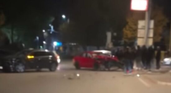 Tre të lënduar nga përplasja e një “Golf”-i me një “Audi” në Shkup