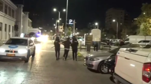 Protesta e dhunshme në Tiranë, policia shpërndahet në disa zona, nisin shoqërimet e personave