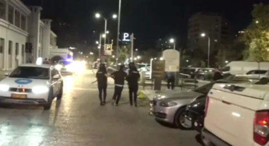 Protesta e dhunshme në Tiranë, policia shpërndahet në disa zona, nisin shoqërimet e personave