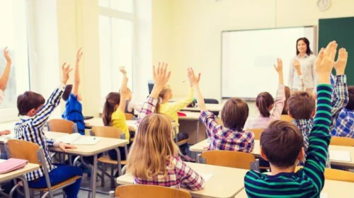 “Shpulla” rikthehet si mjet edukimi në bankat shkollore në Danimarkë
