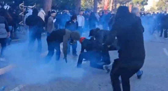 (VIDEO) Protestat në Shqipëri, policia qëllon me plumba gome, tensione në disa qytete