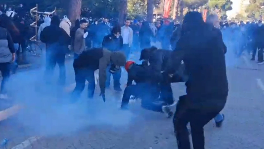 (VIDEO) Protestat në Shqipëri, policia qëllon me plumba gome, tensione në disa qytete