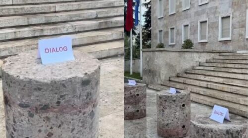 Rama përsërit ftesën për dialog me protestuesit, këtë herë i vendos ftesat mbi stola guri