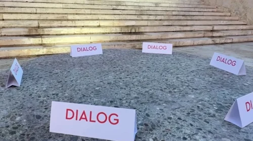 Rama u bën sërish thirrje protestuesve për dialog, sofra e gurtë mbetet para Kryeministrisë