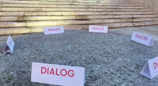 Rama u bën sërish thirrje protestuesve për dialog, sofra e gurtë mbetet para Kryeministrisë