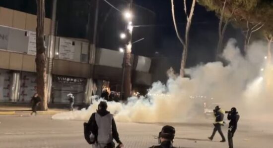 Tensione para Kryeministrisë, policia shpërndan protestuesit me gaz lotsjellës, përplasje edhe me gazetarët