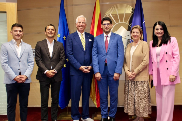 Ministri Ferati pret mysafirët nga SHBA, theksohet rëndësia e bashkëpunimit dhe dialogut