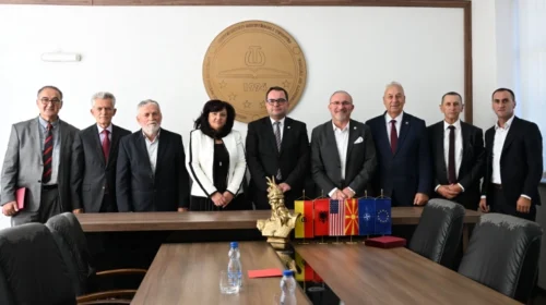 Universiteti i Tetovës i nderon profesorët për kontributin e tyre shumëvjeçar