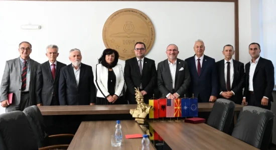 Universiteti i Tetovës i nderon profesorët për kontributin e tyre shumëvjeçar