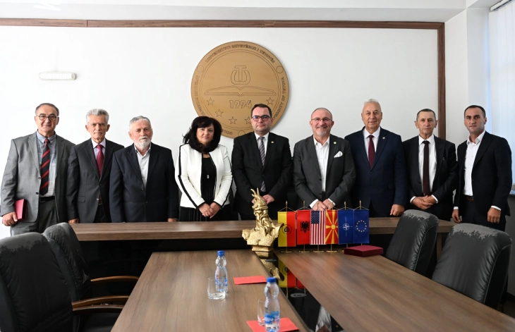 Universiteti i Tetovës i nderon profesorët për kontributin e tyre shumëvjeçar
