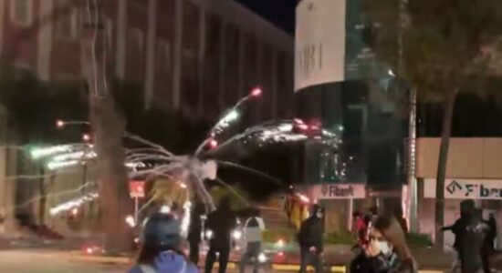 Tensionet gjatë protestës, 2 protestues dhe dy policë në spital