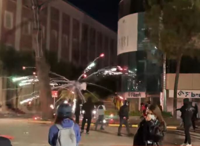 Tensionet gjatë protestës në Tiranë, 2 protestues dhe dy policë në spital