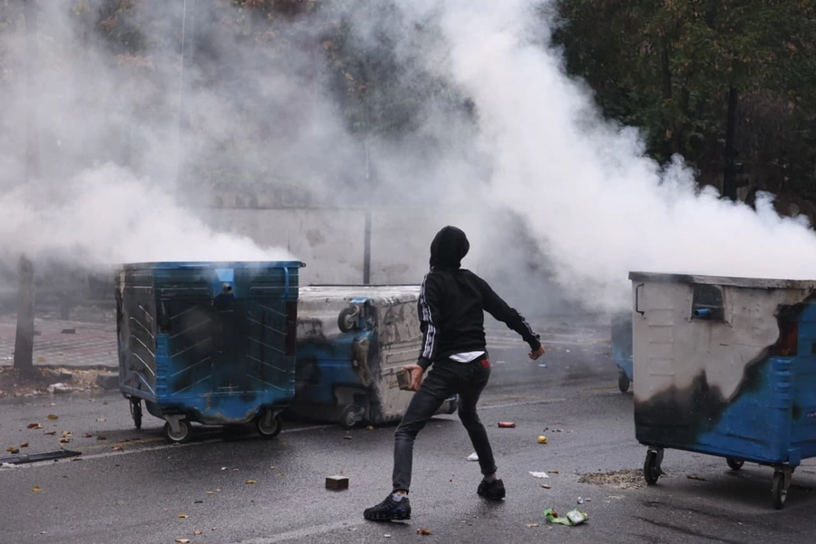 AFP: Protesta të reja kundër qeverisë në Tiranë! Përplasje mes demonstruesve dhe policisë