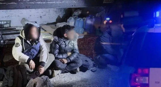Ndalohet një shtetas i Shqipërisë në Maqedoni, transportonte tetë migrantë nga Afganistani