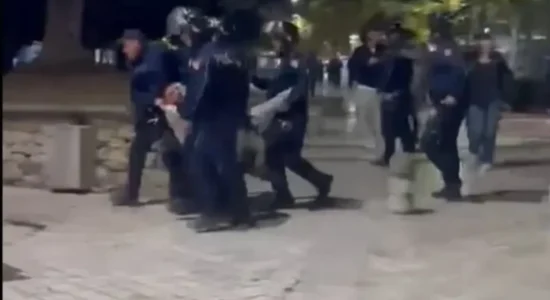 Pezullohen katër policë dhe një nënkomisar në Shqipëri pas videos së protestuesit me këmbë të thyer