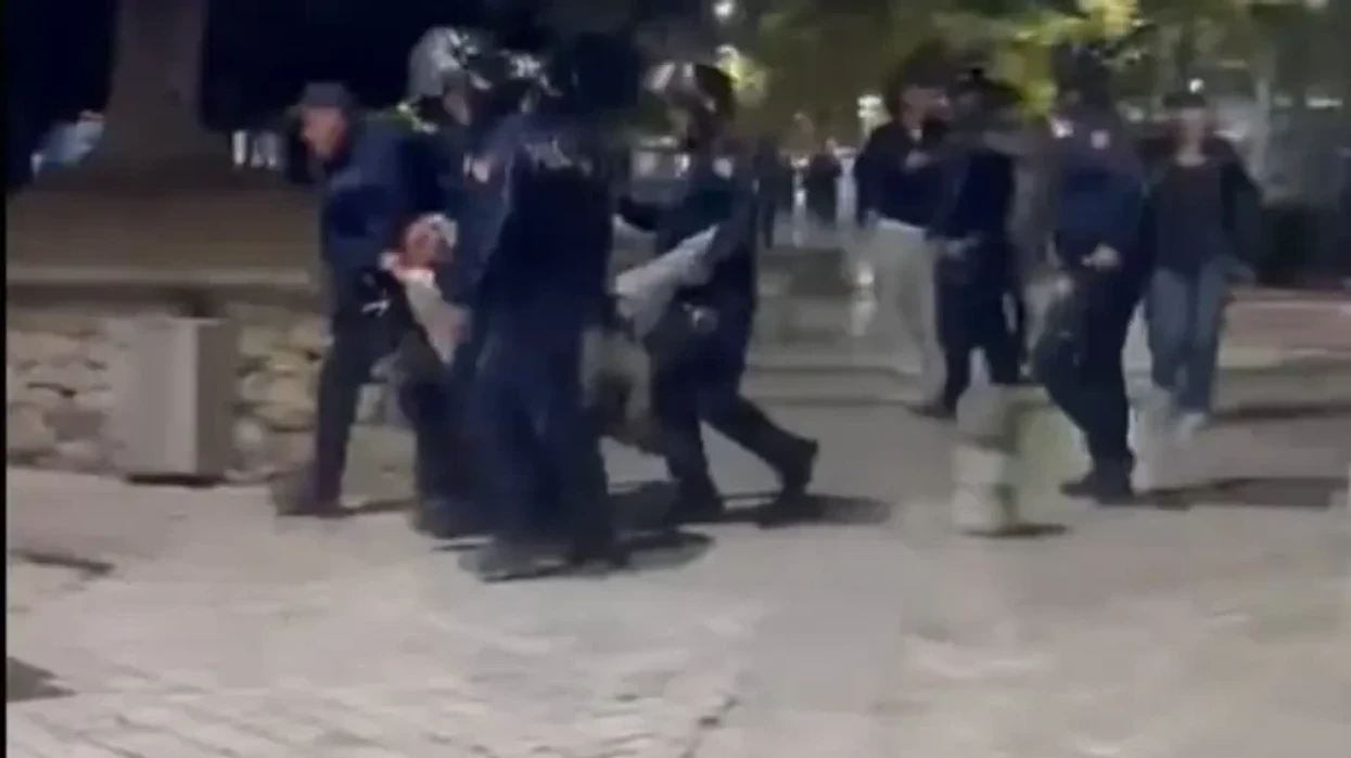 Pezullohen katër policë dhe një nënkomisar në Shqipëri pas videos së protestuesit me këmbë të thyer