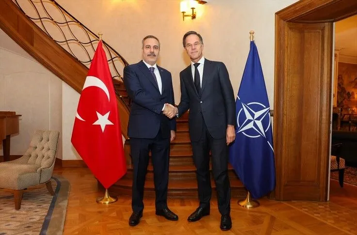 Ministri i Jashtëm turk takohet me shefin e NATO-s në Bruksel