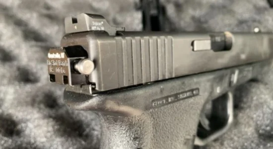 I vodhën pistoletën “Glock” në Çair, 74-vjeçari e denoncon rastin në polici