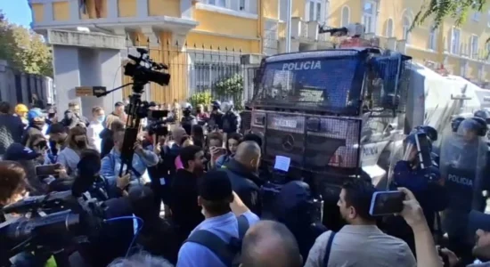 (VIDEO) Dita e 8-të e protestës në Shqipëri, studentët dhe pedagogët refuzuan ftesën e Ramës për dialog