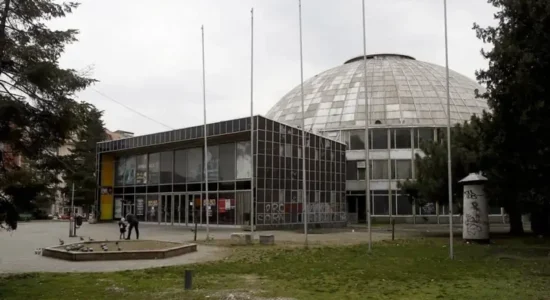 Salla Universale nuk do të quhet Vllado Janevski, propozimi nuk mori mbështetje në Këshillin e Qytetit të Shkupit