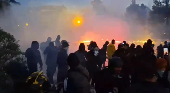 Protesta kthehet në “luftë” në Tiranë, sulm me fishekzjarre e molotov mbi policinë