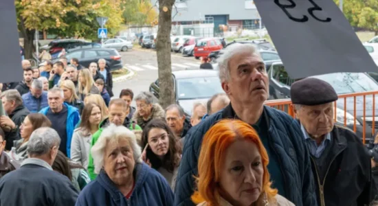 Raportime për pjesëmarrje rekord në zgjedhjet në Serbi – analistët e shohin si një ‘sinjal alarmi’ për pushtetin e Vuçiqit
