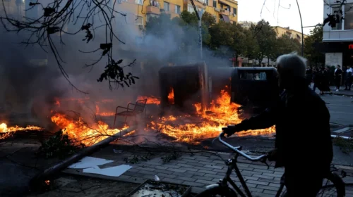 Mediat botërore raportojnë për protestat në Shqipëri- Kryeministri Rama nuk pranon dorëheqjen, përkundër përshkallëzimit të situatës