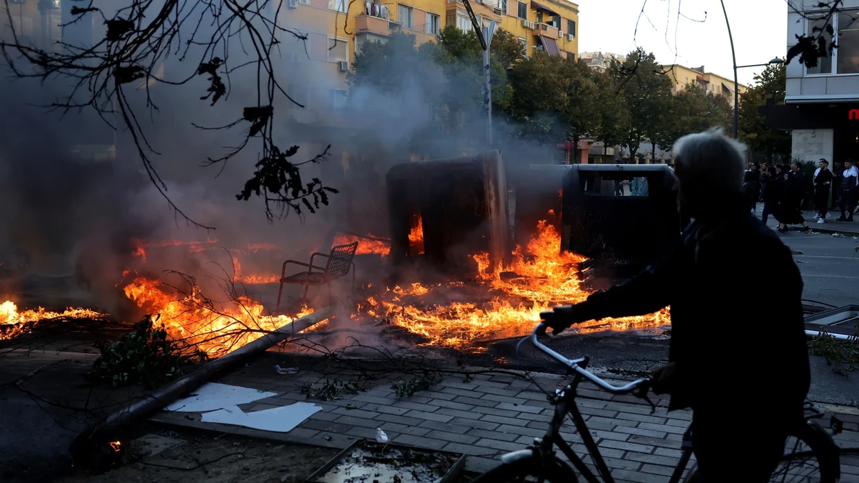 Mediat botërore raportojnë për protestat në Shqipëri- Kryeministri Rama nuk pranon dorëheqjen, përkundër përshkallëzimit të situatës